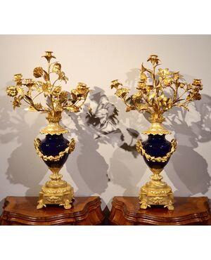 Coppia di candelabri Luigi XVI in bronzo dorato e percellana Sevres blu, Francia XIX secolo