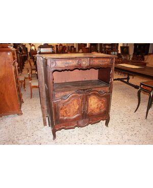 Credenza provenzale del 1700 in legno di noce e radica di noce con 2 ante e vano a giorno impreziosita di intagli