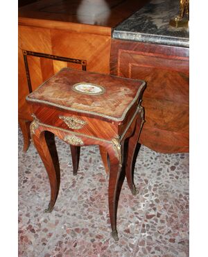 Toilette francese del 1800 Stile Luigi XV con medaglione in Porcellana Sevres