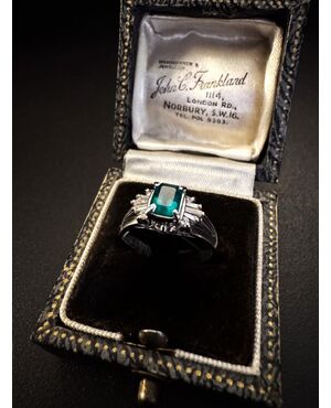 Anello  in  Platino  con  Smeraldo  e  Diamanti  