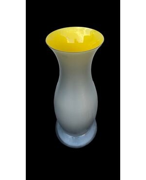 Vaso a’tromba’in vetro inciso incamiciato grigio-giallo.Salviati,Murano.