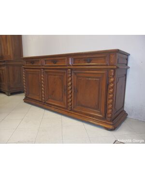 CREDENZA IN NOCE A TRE PORTE EPOCA 700 Dimensioni: cm L227xP61xH109