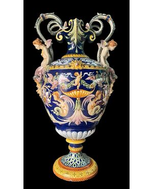 Grande vaso biansato in maiolica policroma.Manifattura Ginori.