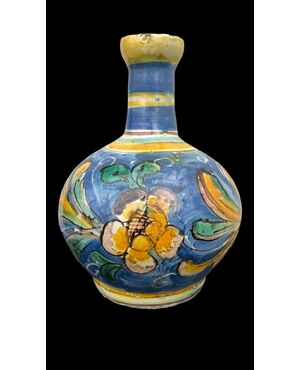 Vaso bottiglia in maiolica con decoro floreale.Caltagirone.