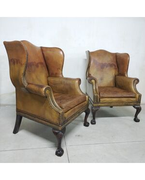 Antica coppia di poltrone chesterfield Wing Back o bergere inglese originale marrone cognac 