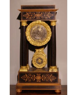 Orologio da tavolo francese stile Carlo X in bosso e legno ebanizzato del 1800