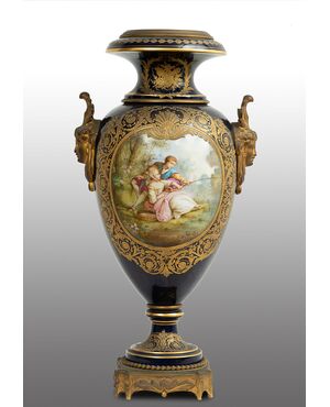 Vaso antico Napoleone III Francese in porcellana di Sevres con innesti di elementi in bronzo dorato firmato" L.Bertren". Periodo XIX secolo.