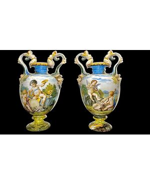 Coppia di vasi in maiolica decorati con putti in ambiente agreste.Ginori