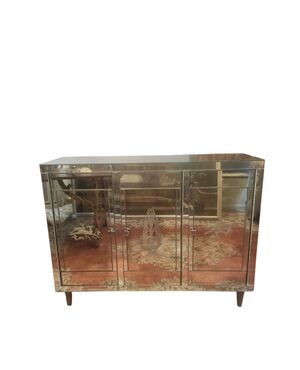 Bellissima credenza a tre sportelli,rivestita in specchi