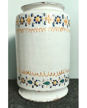 Vaso ‘cilindro’ in maiolica compendiaria con decoro vegetale e geometrico stilizzato.Castelli d’Abruzzo.
