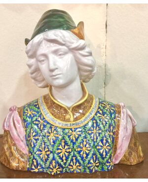 Busto in maiolica policroma con figura maschile rinascimentale.Manifattuta di Angelo Minghetti.Bologna.