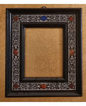 Cornice in legno ebanizzato intarsiata con inserti in pietre dure