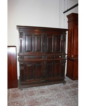 Maestosa credenza italiana del 1500 Rinascimento in legno di noce con Bambocci