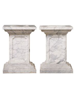 Coppia di Basi in Marmo Bianco Striato, XX Secolo, 58x58x80 cm