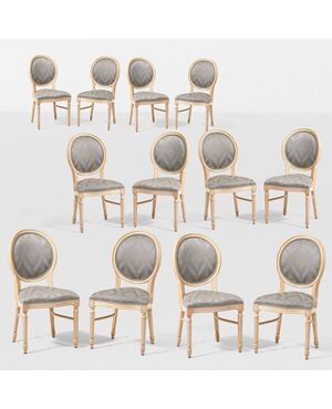 Set di 18 Sedie in Legno Intagliato e Dipinto, XX Secolo: Eleganza e Raffinatezza