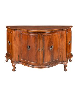 Credenza in legno di noce massello. Venezia, XVIII secolo.