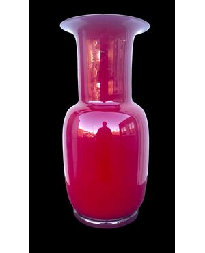 Vaso in vetro:opalino color rosso amaranto.Venini Murano.