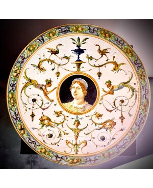 Piatto - tagliere in maiolica decorato a raffaellesche con figura maschile nel centro.Manifattura di Angelo Minghetti,Bologna.