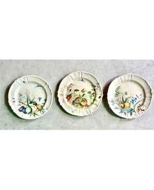 Serie di tre piatti in maiolica decorati con frutta e insetti( decoro del primo periodo).Manifattura di Angelo Minghetti,Bologna.( vendibili singolarmente).