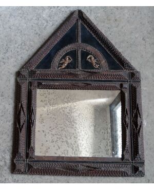 Specchio neoclassico in legno intagliato, timpano con velluto blu.