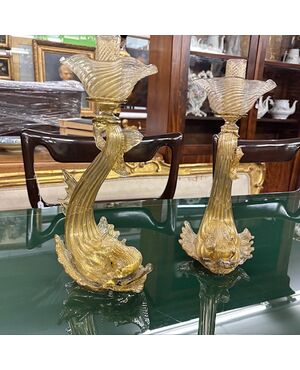 Coppia di candelabri /Candelieri vetro Murano delfini . Manifattura Salviati anni 30 con polvere Oro . Altezza cm 33 