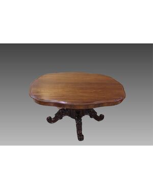 Extendable table in mahogany