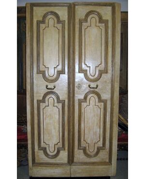 03 Venetian lacquered doors ivory and decorated with frames mecca