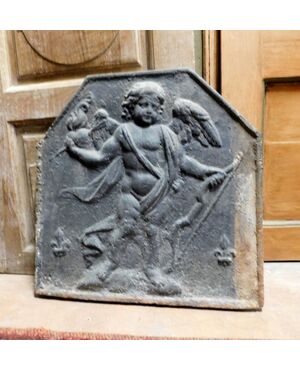 P137 cast iron plate with depicted Cupid, cm 61 xh 63     
