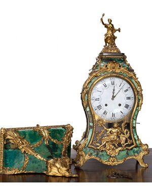 Prestigioso orologio con console in corno verde e bronzo dorato