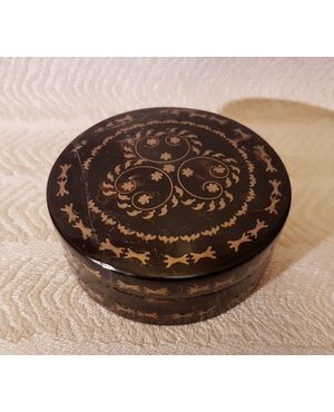 Gold and turtle snuffbox     