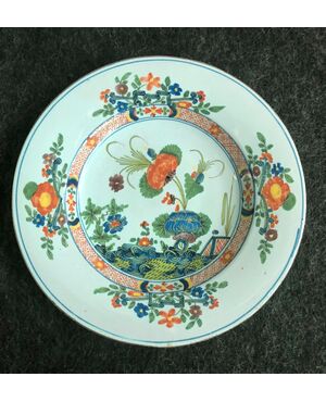 Plate in majolica decorated with &#39;carnation&#39;, Manifattura Ferniani, Faenza     