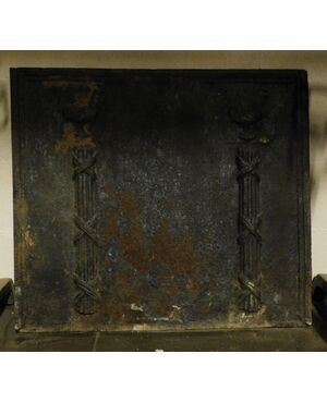 p194 piastra da camino in ghisa, Luigi XVI, larg.cm 74 x h 65