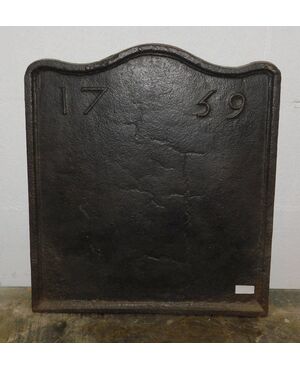 p227 plaque de cheminée avec dates 1748, mes. cm 40 xh 60     
