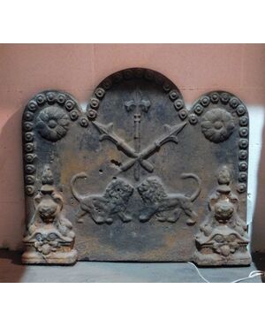 p209 - cast iron fireplace plate with lions, mis. cm83 xh 77     
