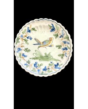 Piatto in maiolica decorato  con uccellino e motivi vegetali.Manifattura Coppellotti.Lodi.