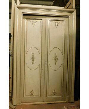 ptl232 two door lacquered white with silver decorations mis. h 240 x 160 cm     