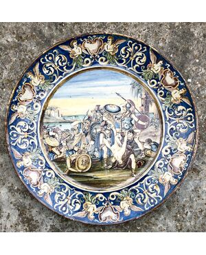 Grande piatto in maiolica con scena istoriata di battaglia.Siena.