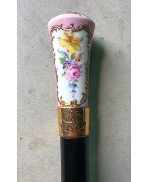Stick with porcelain knob with floral decoration and gallant scene. Ebony case. France.     