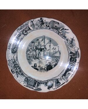 Earthenware plate with decal motif in circus subject. Choisy le Roy.Francia     