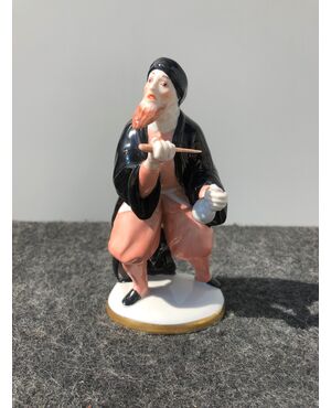 Porcelain figurine with male figure with dagger and bag of money. Goriori     