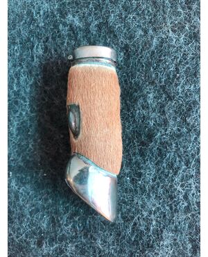 Scatolina portafiammiferi in metallo a forma di zampa di cervo rivestita di pelle.Marca Dlponirt.Inghilterra