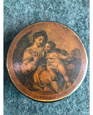 Papier-mache snuffbox with representation: Madonna with Jesus baby. France     