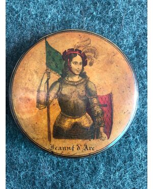 Papier-mache snuffbox with depiction of Giovanna D&#39;Arco.Francia     