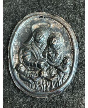 Fermaglio da tabarro in argento raffigurante Madonna con Bambino e le anime purganti.Confraternita delle anime.Genova