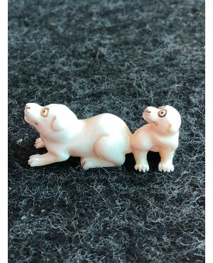 Netsuke &#39;in ivory depicting two dogs.Japan     