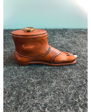 Tabacchiera in legno di bosso a forma di piede con sandalo.Europa