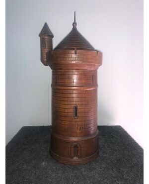 Scatola porta-tabacco in legno a forma di torre.Italia