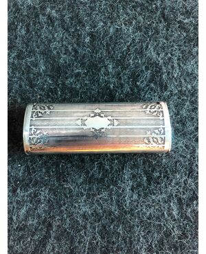 Scatolina portafiammiferi e trancia-sigari in argento con incisioni geometriche motivi a foglia