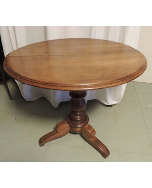 oval walnut table 86 x 75 cm, h 77     