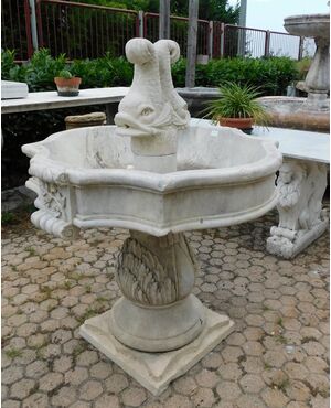 dars274 fountain in white marble, mis. 100 x 100 h cm 125 tot     